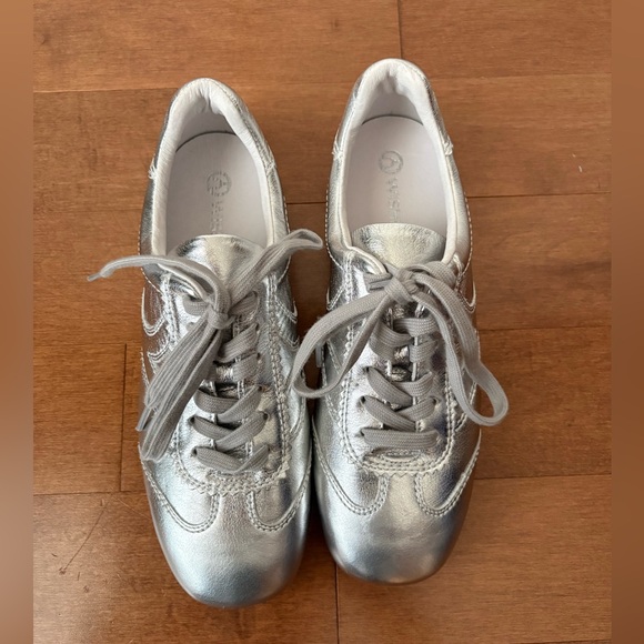 Wishbone Collection • NWOT Silver Leather Sneaker • Size 8 - Picture 2 of 5